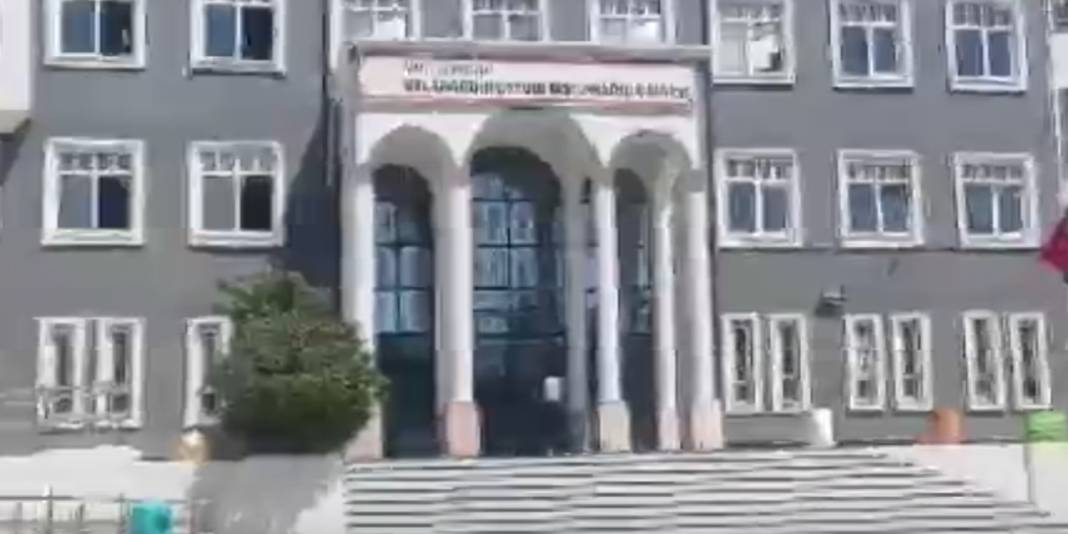 YKS manzaraları: Kapıdan atlayanlar, bayılanlar, yanlış okul önünde bekleyenler... 3